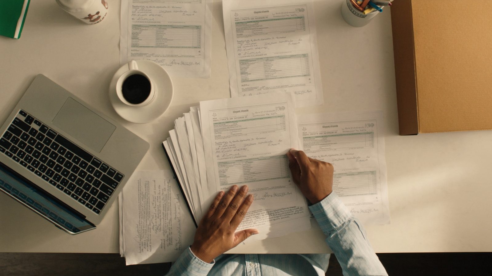 Cómo crear una factura en Excel: hoja de cálculo con la tabla de líneas, la base imponible y la cuota de IVA